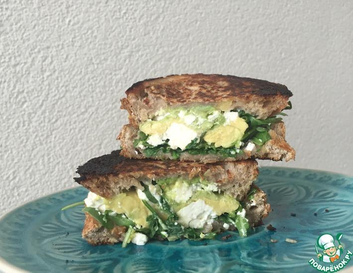 Рецепт: Сэндвич с авокадо, рукколой и сыром