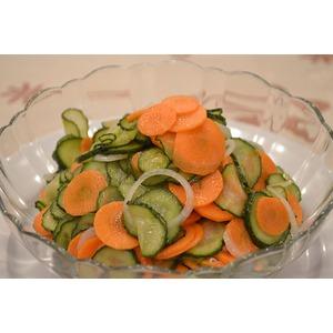 Маринованный салат из огурцов и моркови