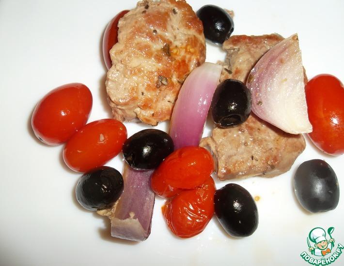 Рецепт: Мясо с маслинами и помидорами черри
