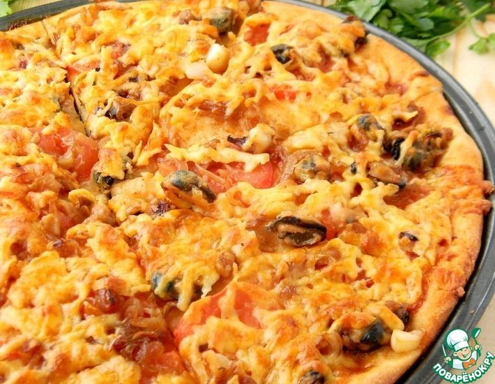 Рецепт: Пицца с морепродуктами и карамельным луком