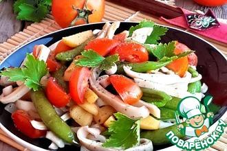 Рецепт: Горячий салат из кальмаров с овощами