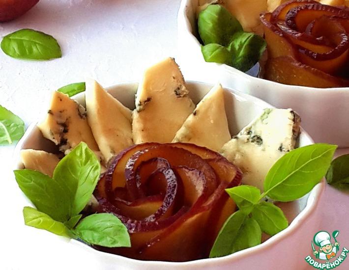 Рецепт: Салат с винными персиками и голубым сыром