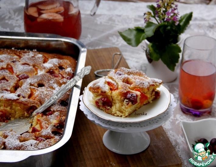 Рецепт: Пушистый пирог с абрикосами и крыжовником
