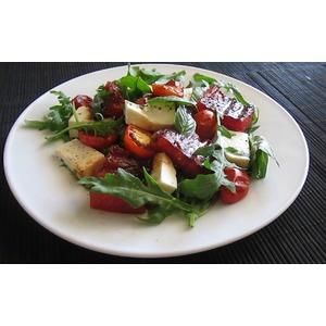 Салат с жареным арбузом, брынзой, помидорами