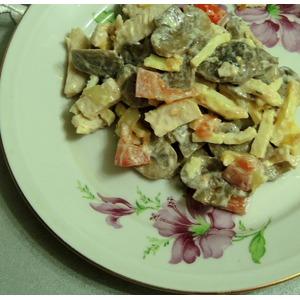 Салат из запечённой курицы, шампиньонов и помидоров