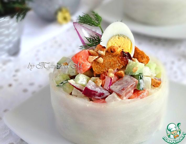 Рецепт: Овощной салат с копченой семгой