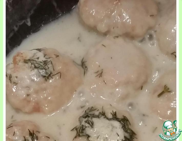 Рецепт: Куриные тефтели в сметанном соусе