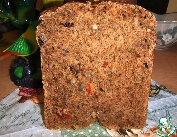Рецепт: Ржаной хлеб с черносливом, курагой и орехами
