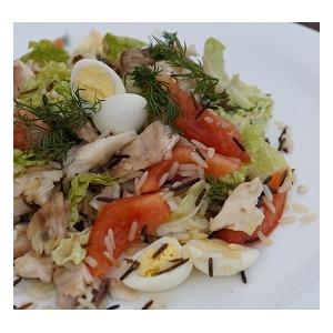 Свежий салат с рыбой и овощами