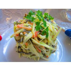Салат с морской капустой и зеленой редькой