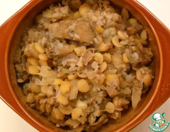 Рецепт: Каша из гречки, гороха, грибов и капусты