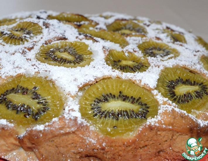 Рецепт: Бисквитный пирог с изюмом, орехами и киви