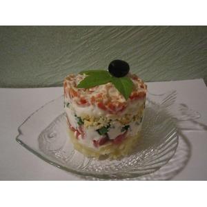 Слоёный салат с копченой горбушей