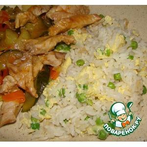 Жареный рис с зеленым горошком и яйцом