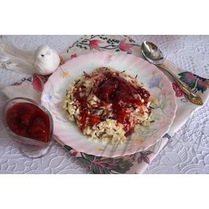 Рисовый десерт с белым шоколадом и клубникой