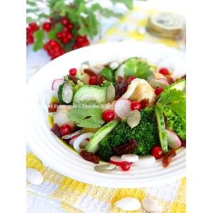 Овощной салат с изюмом и ягодами