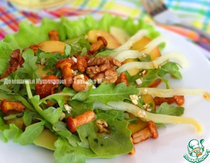 Рецепт: Зелёный салат с персиком и лисичками