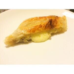 Пирог-рулет из слоеного теста с луком и сыром