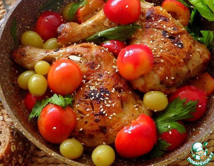 Рецепт: Курица под соусом из слив и винограда