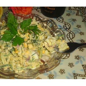 Луковый салат с яйцом и огурцом