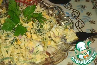 Рецепт: Луковый салат с яйцом и огурцом