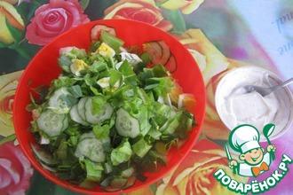 Рецепт: Зелёный салат со сметаной и яйцом