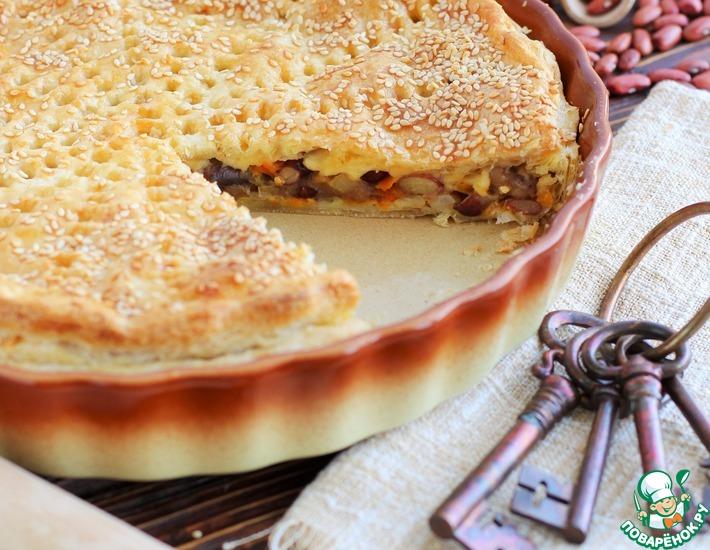 Рецепт: Пирог с фасолью, грибами и сыром