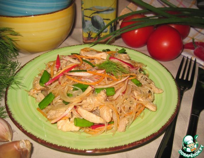 Рецепт: Салат из фунчозы, редиса и индейки