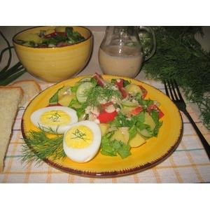 Картофельный салат с соусом из ряженки