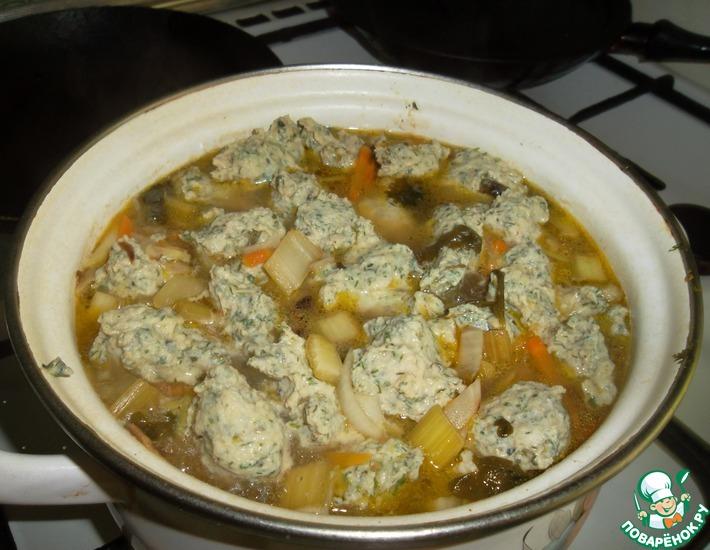 Рецепт: Суп из сельдерея с куриными клецками