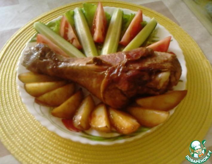 Рецепт: Голени индейки и картошка, запечённые в фольге