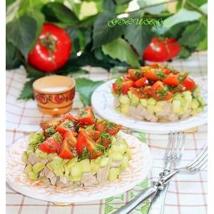 Мясной салат с кабачком и соусом Летний