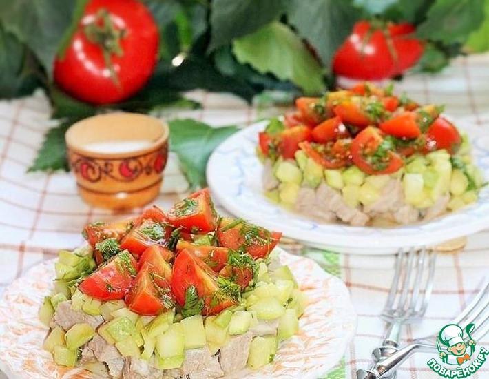Рецепт: Мясной салат с кабачком и соусом Летний