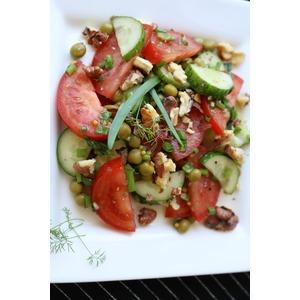 Салат из овощей и зелёного горошка