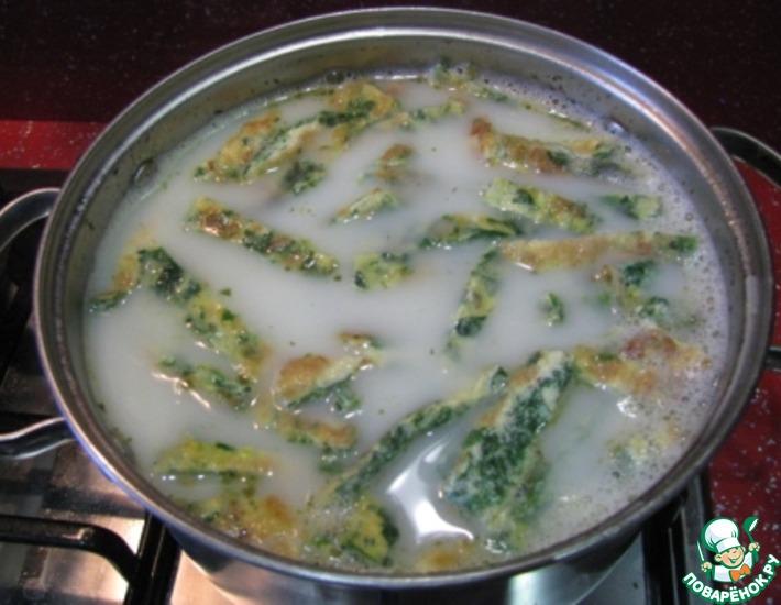 Рецепт: Куриный суп с лапшой из яиц и шпината