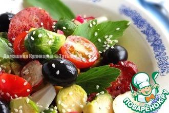 Рецепт: Овощной салат с брюссельской капустой и колбасой