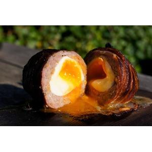 Яйцо по-шотландски, запечённое в фарше и беконе