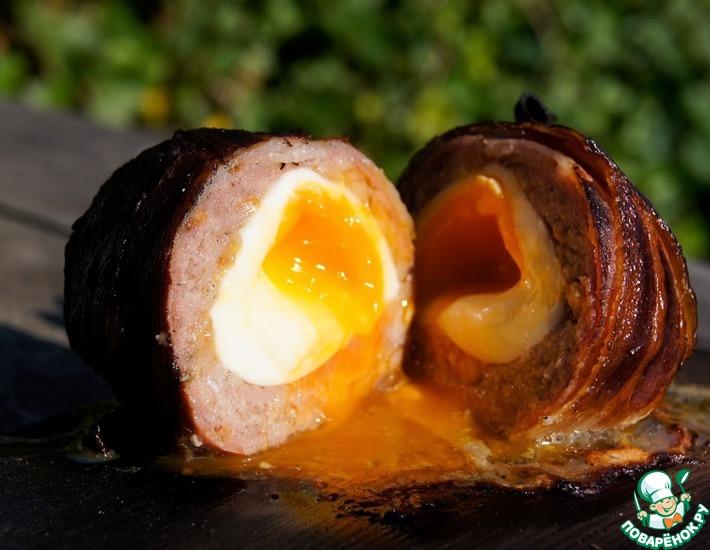 Рецепт: Яйцо по-шотландски, запечённое в фарше и беконе