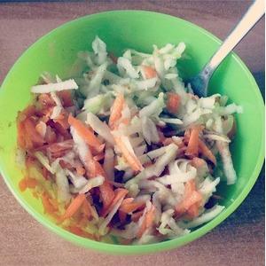 Сладкий салат с яблоком и морковью