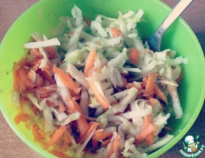 Рецепт: Сладкий салат с яблоком и морковью