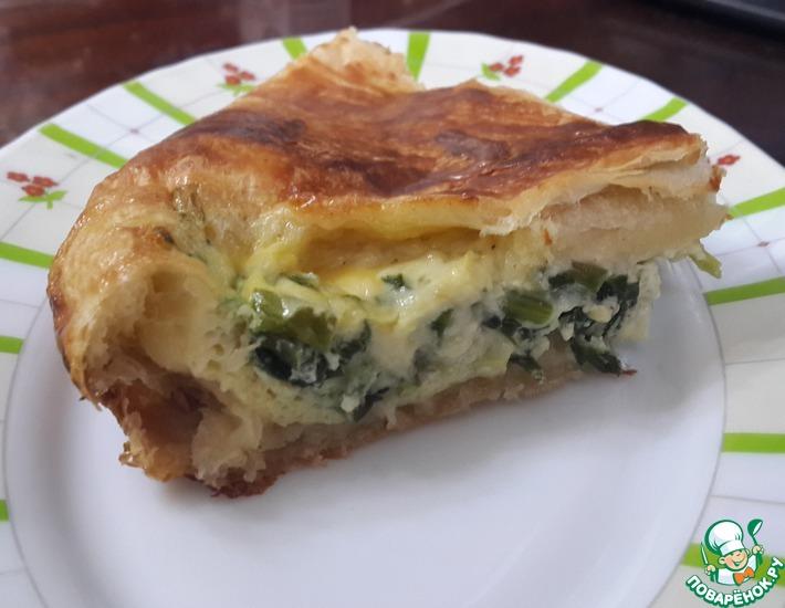 Рецепт: Слоеный пирог с сыром и зеленым луком