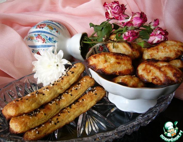 Рецепт: Мадленки с ананасом и палочки с луком