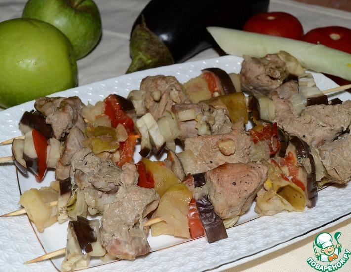 Рецепт: Шашлык из свинины с яблоком и овощами