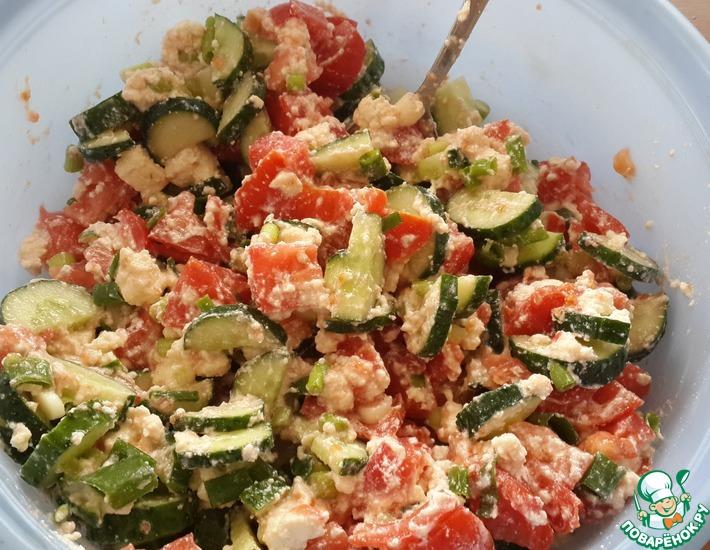 Рецепт: Салат из огурцов, помидоров и домашнего сыра