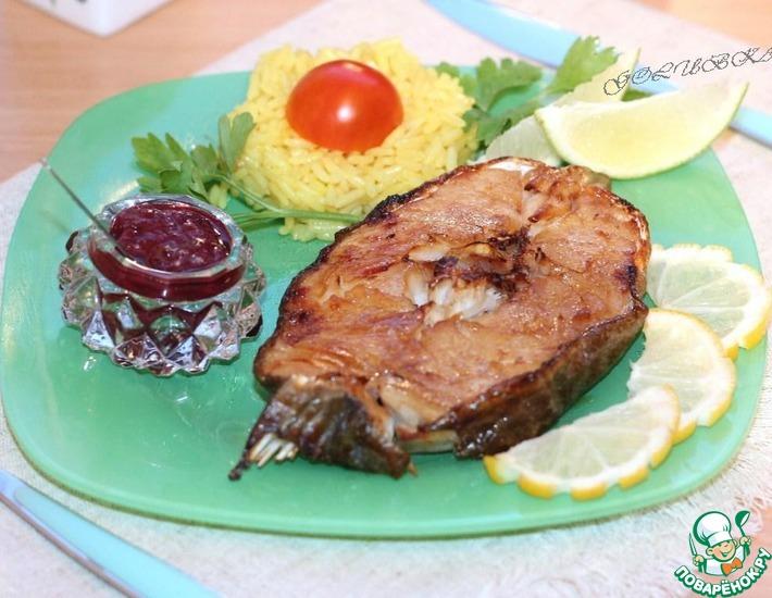 Рецепт: Белая рыба с соусом из черной смородины