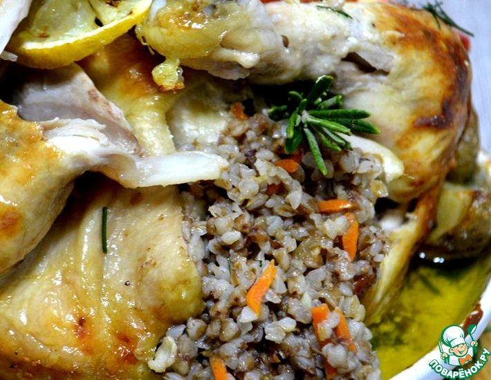 Рецепт: Чесночная курица, фаршированная гречкой с розмарином