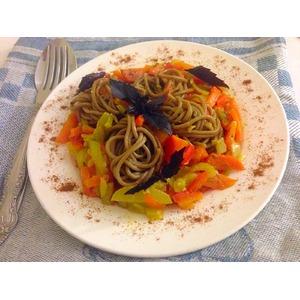 Гречневая лапша с овощами и соусом терияки
