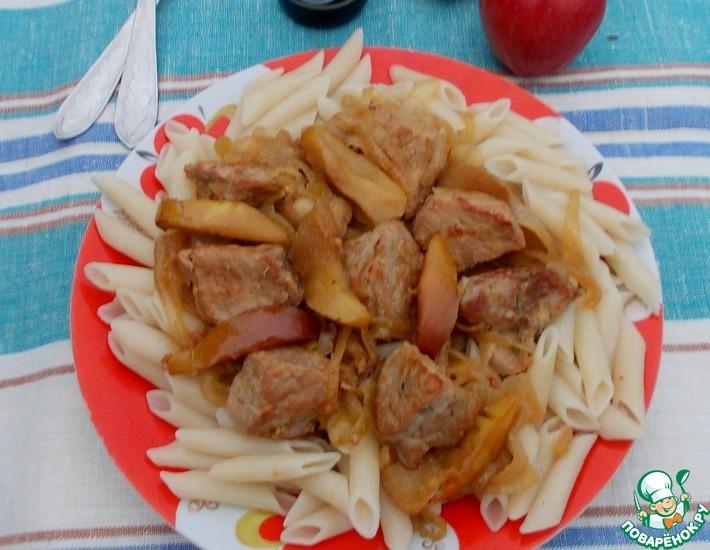 Рецепт: Имбирная свинина с яблоками и луком