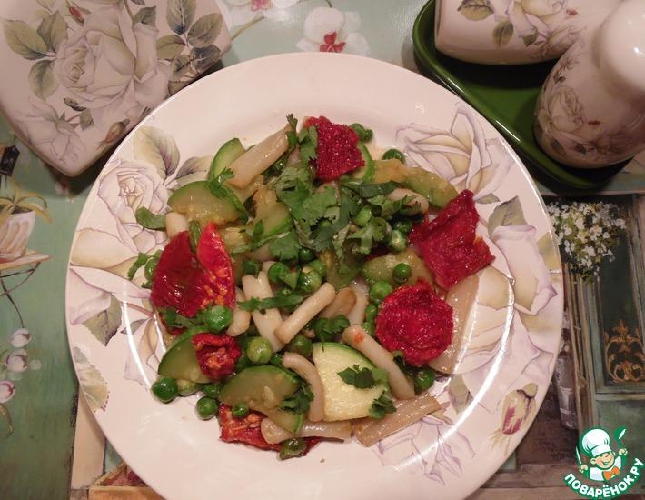 Рецепт: Теплый салат с кальмарами и кабачком