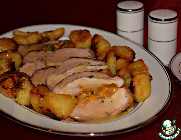 Рецепт: Свинина, запечённая с курагой и картофелем